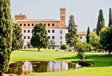 Campus Ibercaja Zaragoza exterior jardines lago eventos